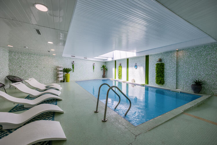 Profitez de notre piscine intérieure chauffée toute l'année - Hôtel du Château