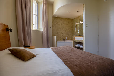 Les chambres de l'hôtel du château ont une décoration cosy et sont équipées d'une douche ou baignoire